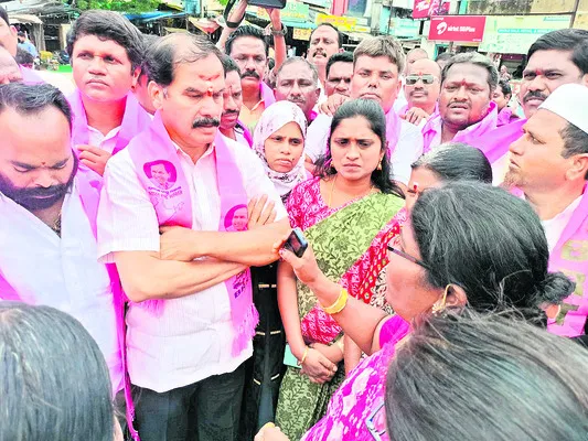 చిరువ్యాపారుల జీవితాలతో ఆటలొద్దు