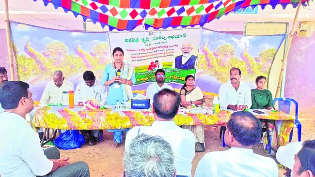 వ్యవసాయంలో ఆధునికతను జోడించాలి