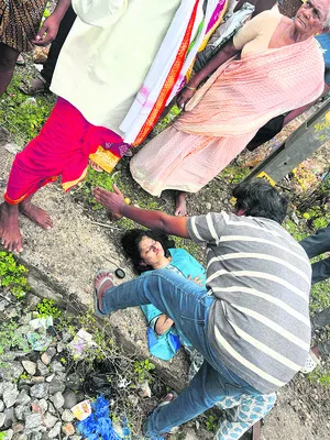 రైలు ఢీకొని యువతికి తీవ్ర గాయాలు