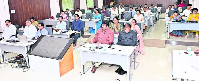 స్థానికులకు ఉద్యోగాలు ఇవ్వాలి 