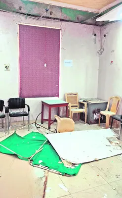 పెద్దాసుపత్రిలో ఊడిన పెచ్చులు 