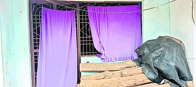 సచివాలయానికి తాళం