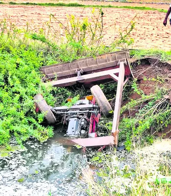 బావిలో పడిన ట్రాక్టర్‌.. డ్రైవర్‌ మృతి