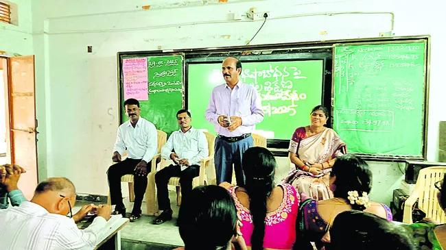 శిక్షణ అంశాలను విద్యార్థులకు వివరించాలి