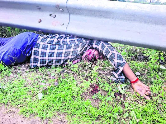 ఇసుక టిప్పర్ ఢీకొని వ్యక్తి మృతి