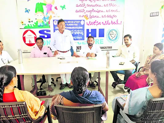 బాధితులకు మనోధైర్యాన్ని కల్పించాలి