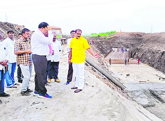 బీడీసీ రిటైనింగ్‌ వాల్‌ పనులపై మంత్రి అసంతృప్తి 