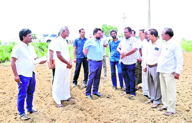 లాభదాయక పంటల వైపు దృష్టిసారించాలి