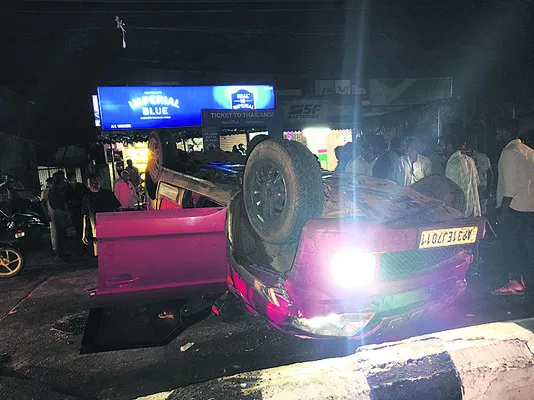 డివైడర్‌ను ఢీకొని కారు బోల్తా 