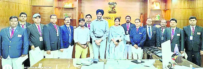 టికెట్‌ తనిఖీ సిబ్బందికి డీఆర్‌ఎం సన్మానం 