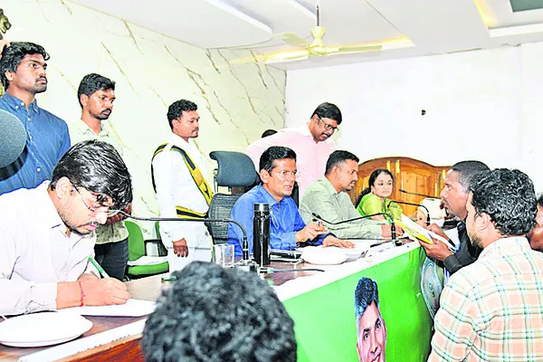 ప్రజా సమస్యల పరిష్కారంపై ప్రత్యేక శ్రద్ధ