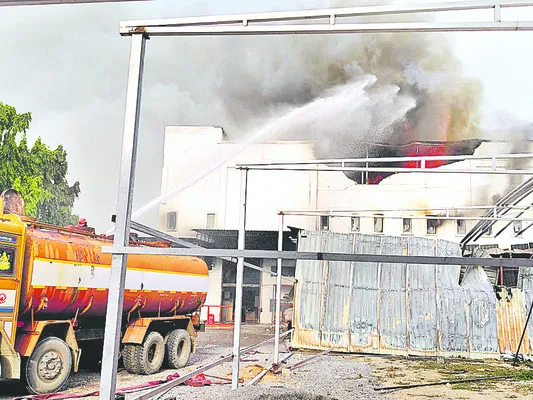 అనూ ఫర్నిచర్ గోదాంలో అగ్నిప్రమాదం