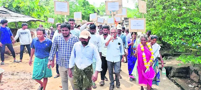 కొనసాగుతున్న నిర్వాసితుల దీక్ష