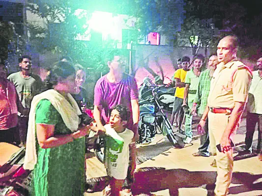 బాలుడిని తల్లిదండ్రుల చెంతకు చేర్చిన సీఐ