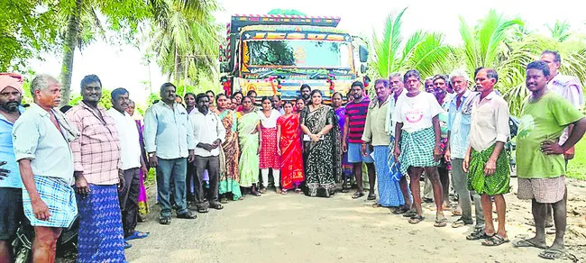 ఇసుక లారీల వేగాన్ని నియంత్రించాలంటూ ధర్నా 
