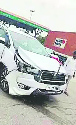 మక్తల్ ఎమ్మెల్యే వాహనాన్ని ఢీకొన్న కారు