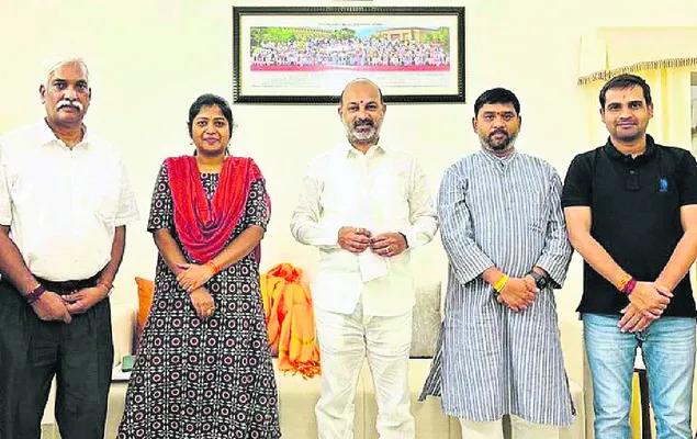 కేంద్ర మంత్రులను కలిసిన ‘పాల్వాయి’