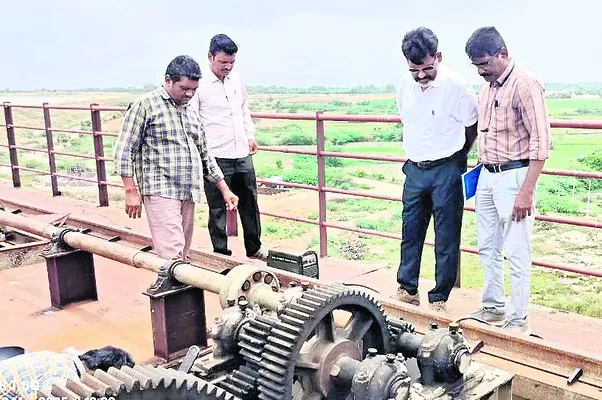జీడీపీ గేట్ల మరమ్మతుల పరిశీలన