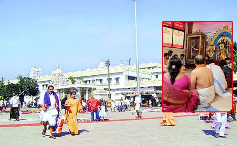 అన్నవరంలో మహిళా భక్తులతో ఏఈఓ అనుచిత ప్రవర్తన