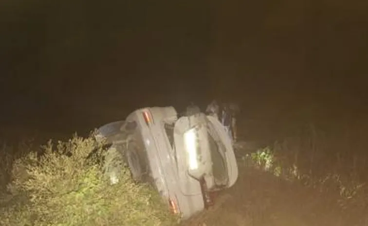 గుంతలో పడిన కారు.. ఐదుగురు మృతి