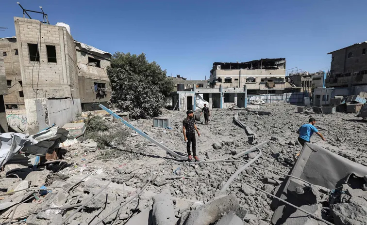 Israeli attacks kill at least 44 in Gaza as hunger crisis deepens5