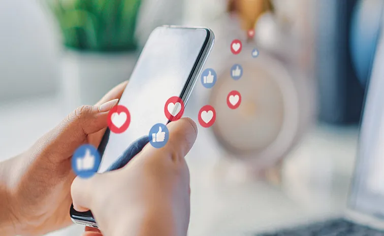 Social Media లైక్‌.. కామెంట్‌.. షేర్‌..  ప్రాణాలు పోతున్నా లెక్క చేయట్లే!