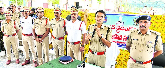 మైనర్లకు బైకులివ్వొద్దు
