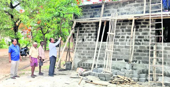ఇళ్ల నిర్మాణాలు వేగవంతం చేయాలి