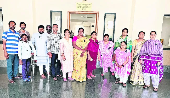 ఆందోళన బాటలో ఉపాధి ఉద్యోగులు