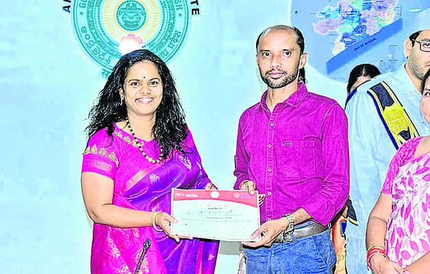 ప్రత్యేక ఉపాధ్యాయుడికి అభినందన