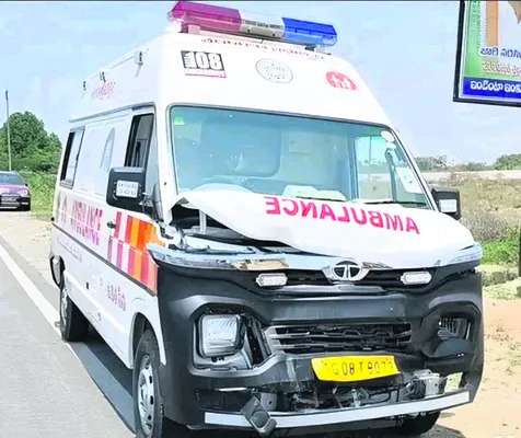 108 అంబులెన్స్ను ఢీకొట్టిన మరో అంబులెన్స్
