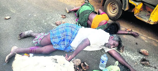 రోడ్డు ప్రమాదంలో వృద్ధ దంపతులకు గాయాలు