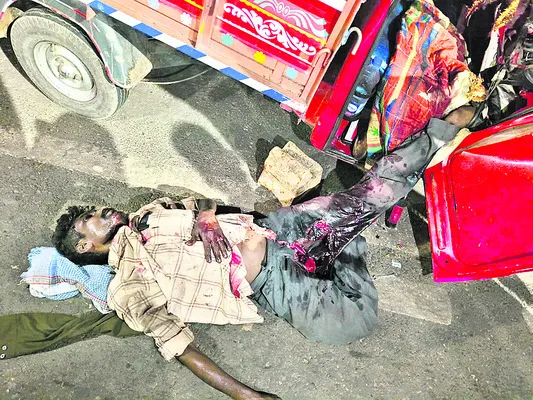 ట్రాలీని ఢీకొన్న గూడ్స్ వాహనం