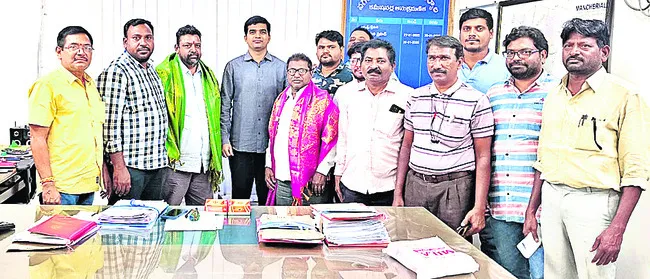 నలుగురికి కమిషనర్లుగా పదోన్నతి