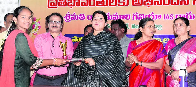 ‘పది’ విద్యార్థులకు అభినందన 