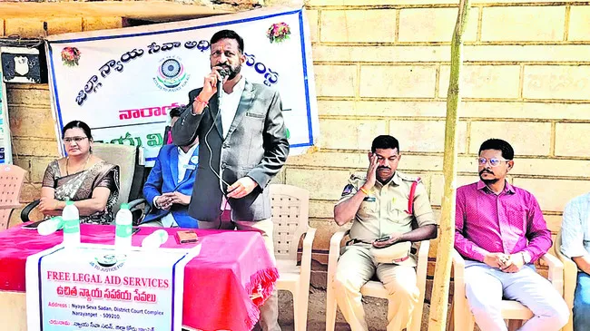 రాజ్యాంగంపై అవగాహన కలిగి ఉండాలి