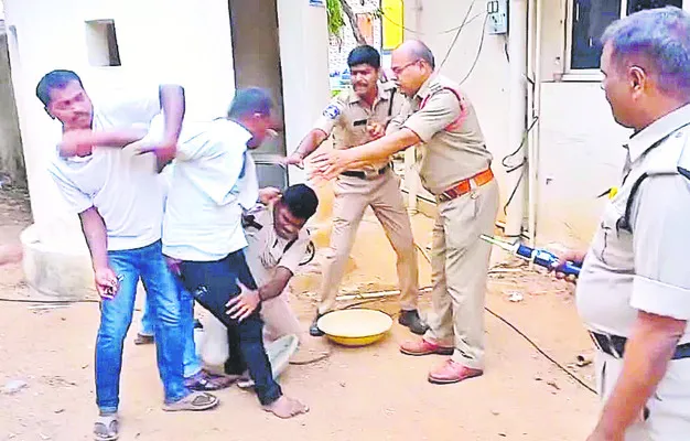 మద్యం మత్తులో పోలీసులపై దాడి