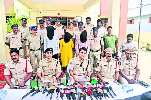 వివాహేతర బంధానికి అడ్డని అంతం చేశారు 