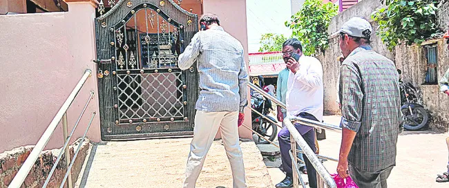 ఎంపీడీఓ కార్యాలయానికి తాళం