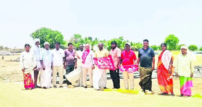 అధికారుల నిర్లక్ష్యంతోనే రైతులకు ఇబ్బందులు 
