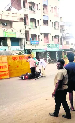యువకుడికి త్రుటిలో తప్పిన ప్రమాదం