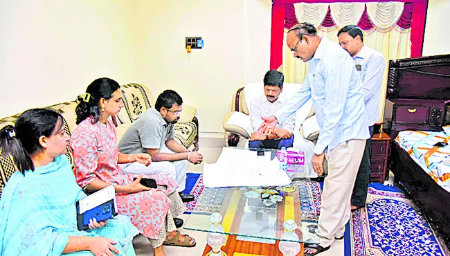 బీచ్‌ ఉత్సవాలపై మంత్రి సమీక్ష 