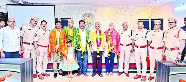 పోలీసు సిబ్బంది సేవలు అభినందనీయం