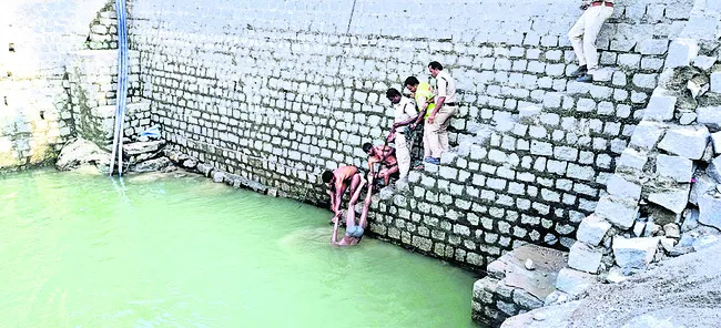 బావిలో గుర్తుతెలియని వ్యక్తి మృతదేహం లభ్యం