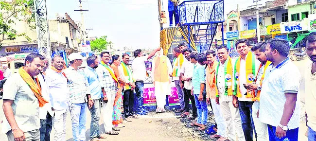మోదీ చిత్రపటానికి క్షీరాభిషేకం