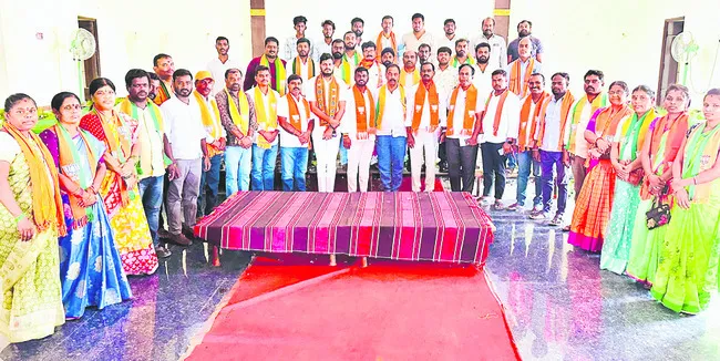 పార్టీ సిద్ధాంతాలకు కట్టుబడి పనిచేయండి