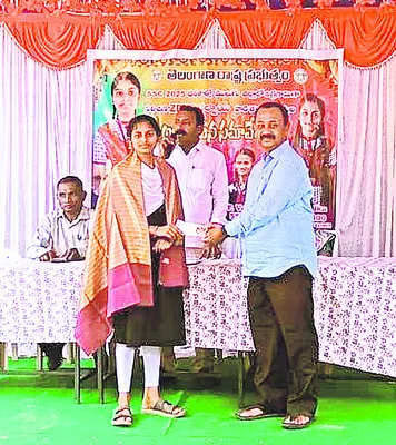 జిల్లా టాపర్‌కు ఆర్థిక చేయూత