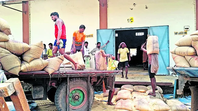 కొనుగోళ్లు మూరెడు..కష్టాలు బారెడు