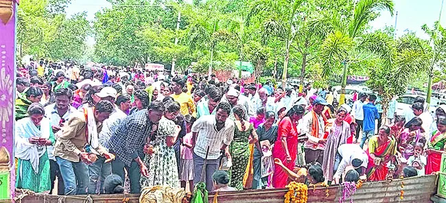 అడెల్లిలో భక్తుల సందడి
