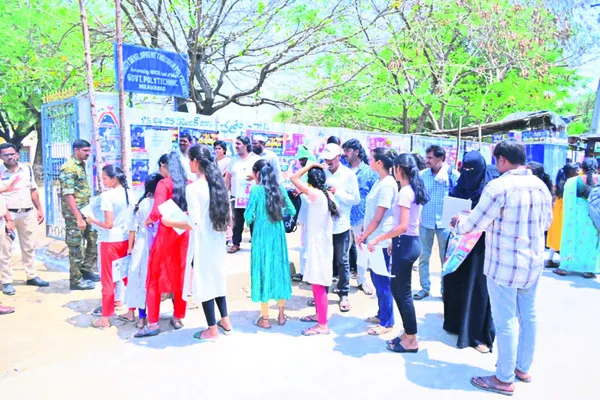 నీట్‌ పరీక్షకు 3,298 మంది హాజరు